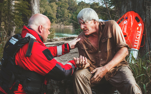 old man get rescued by remote control lifebuoy Dolphin 1 from a lake