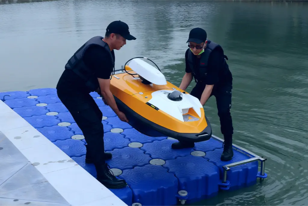 2 people launching SL40